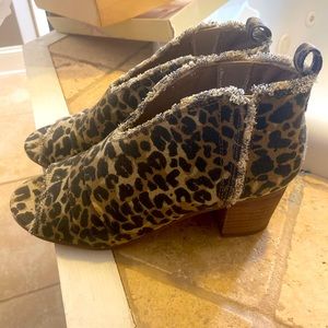 Very G Laurel Leopard peep toe bootie, size 7